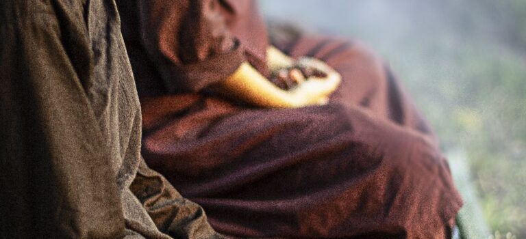 Monjes meditando